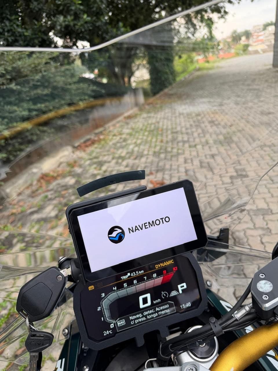 BMW com central Navemoto no guidão